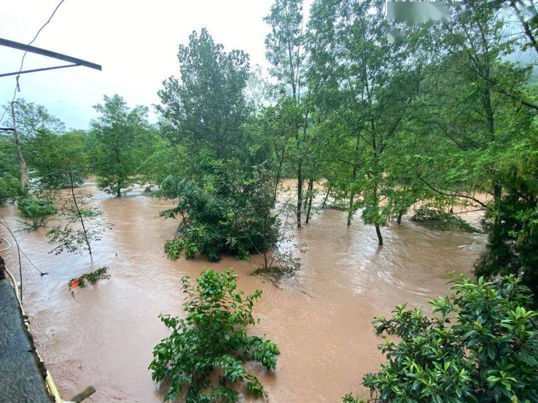 暴雨致平昌多个乡镇受灾 消防紧急转移多名群众