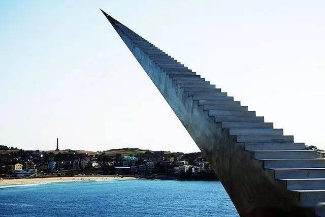 这个看起来像是看不见尽头的天堂阶梯,其实是来自于澳大利亚的艺术