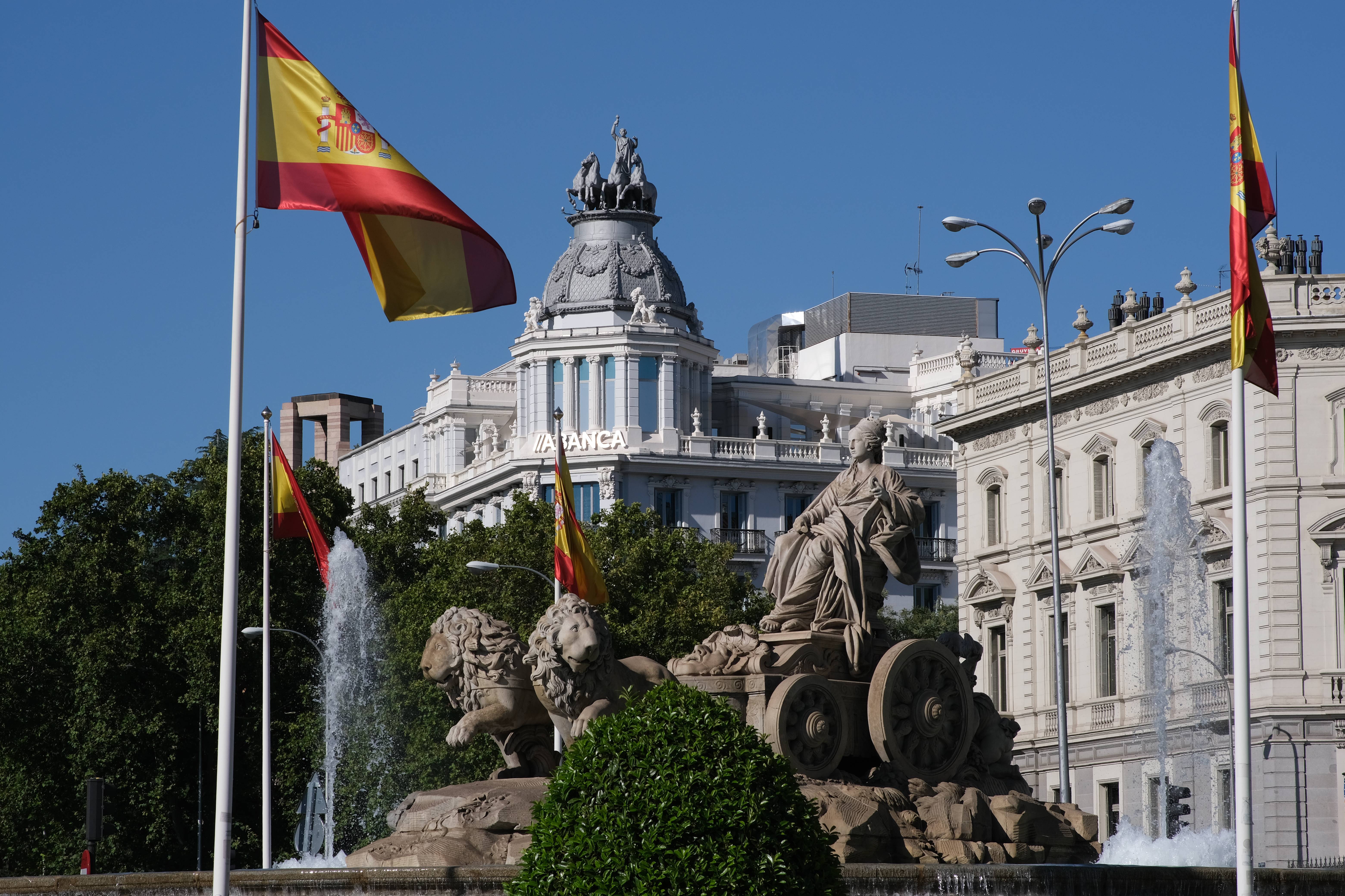 西班牙马德里拍摄的位于普拉多大道的大地女神喷泉(又称丰收女神喷泉)