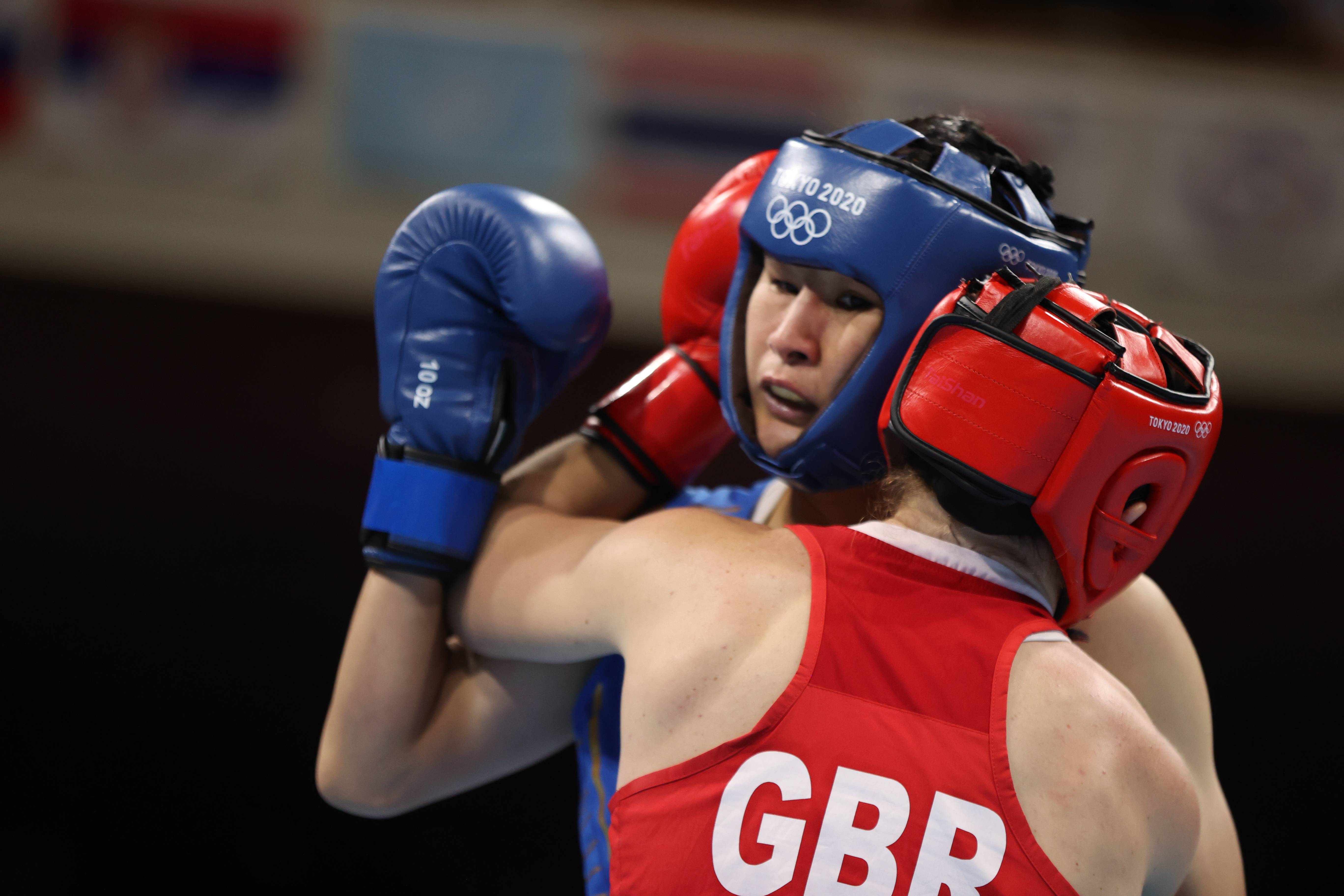 拳击女子75公斤级中国选手李倩获得银牌