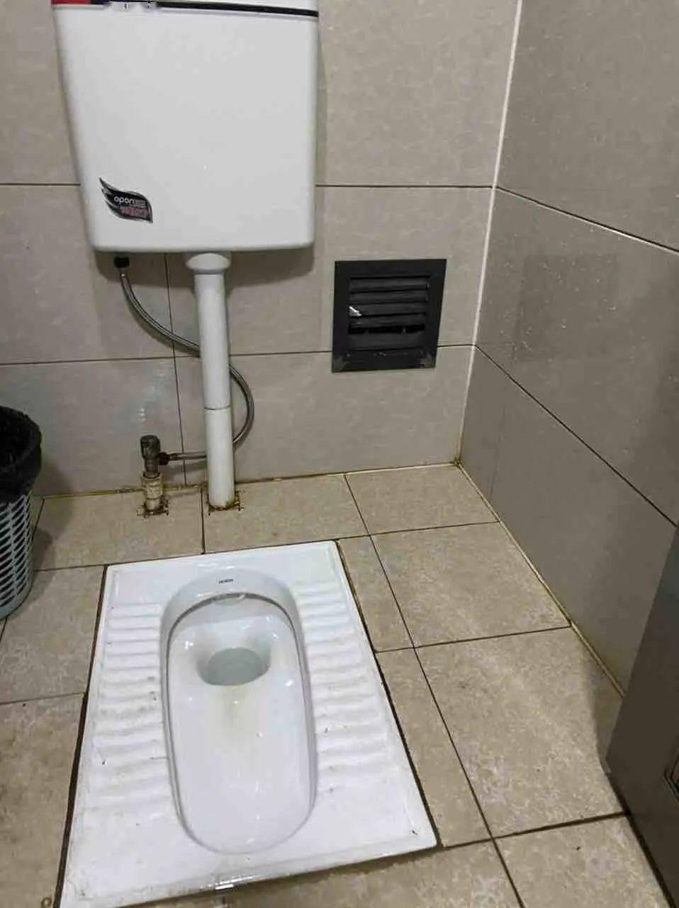 宜宾亲水步道一公厕惊现偷窥狂!