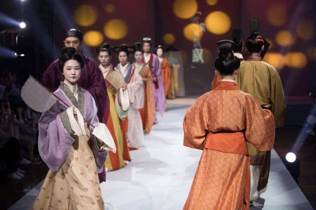 李白|时尚守艺人 | 中年李白的衣橱什么样？装束复原小组复原了