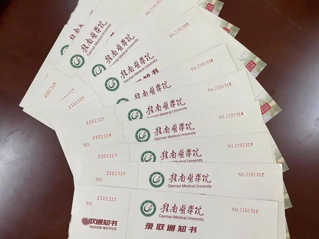 江西科技学院江西科技学院今年录取通知书以"云霞出海曙"为设计理念