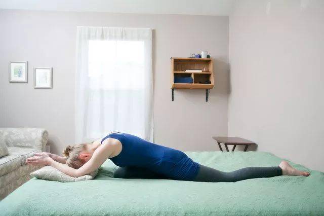 睡前拉伸7步走,告别假期肥,从睡觉做起～_动作