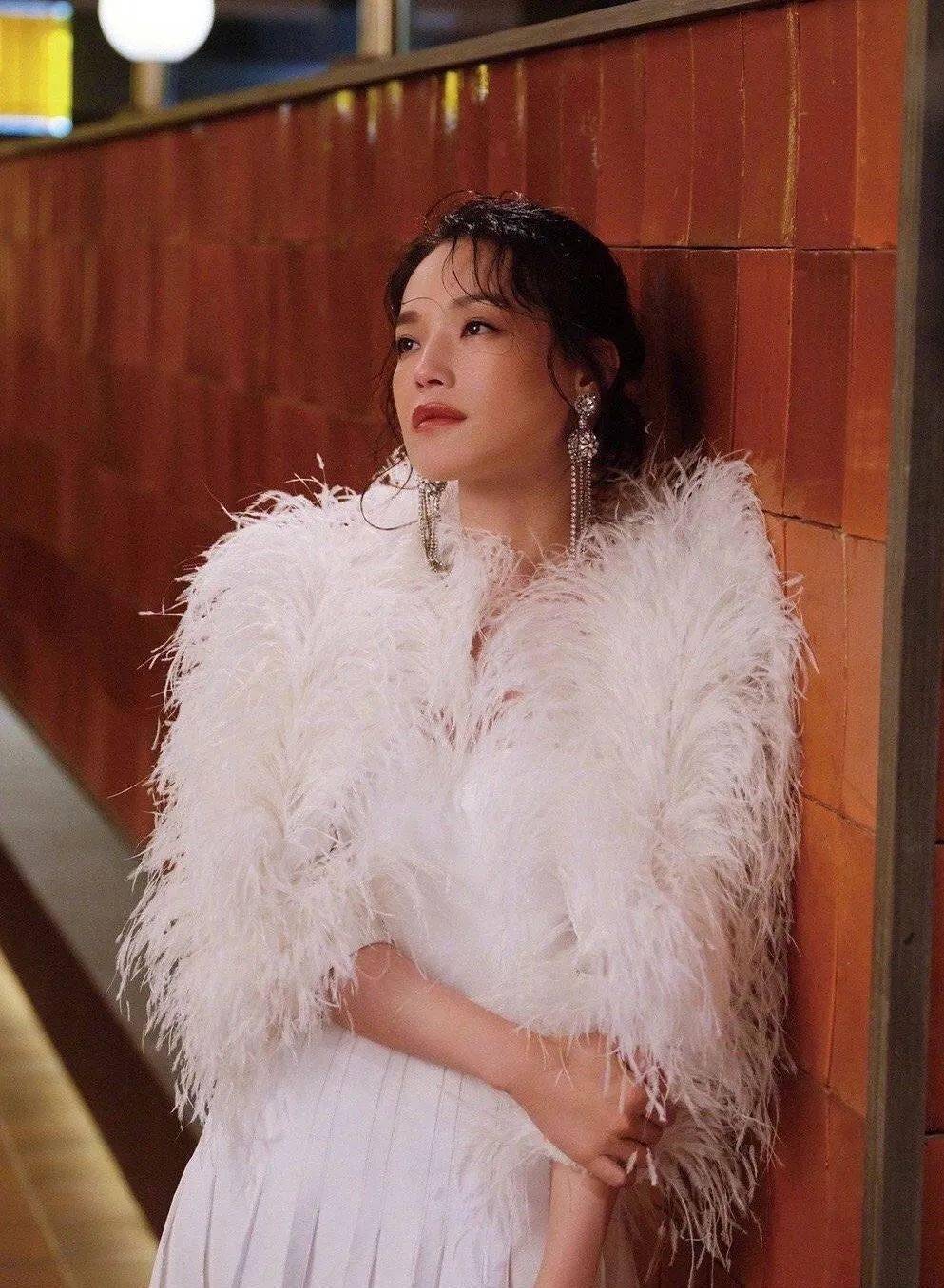 羽毛|女明星们争相尝试的白色羽毛造型也太绝了!