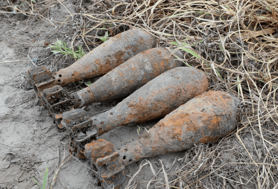 惊险宜宾一桥下发现4枚军用炮弹其中一枚还有引信