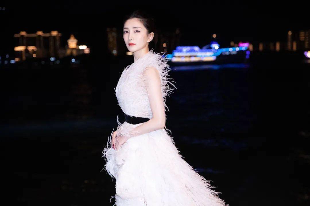 羽毛|女明星们争相尝试的白色羽毛造型也太绝了!