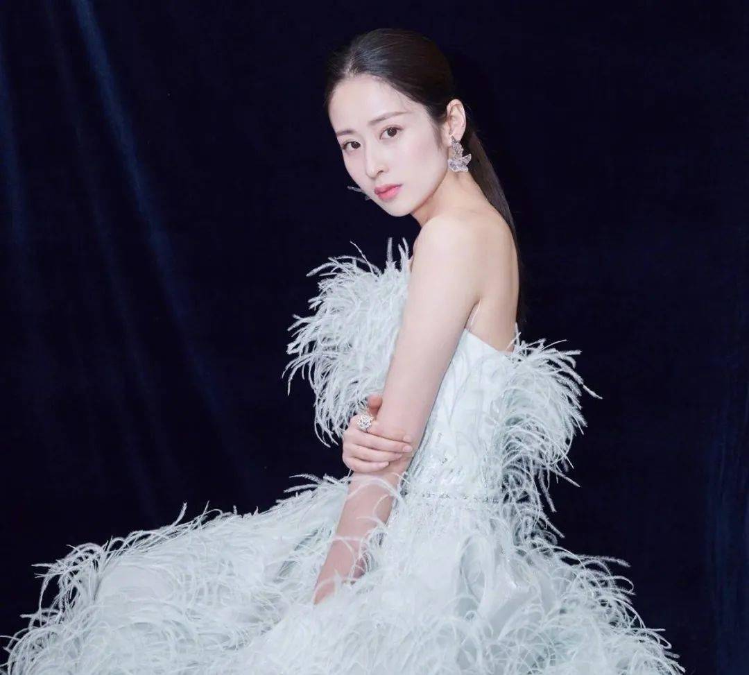 羽毛|女明星们争相尝试的白色羽毛造型也太绝了！