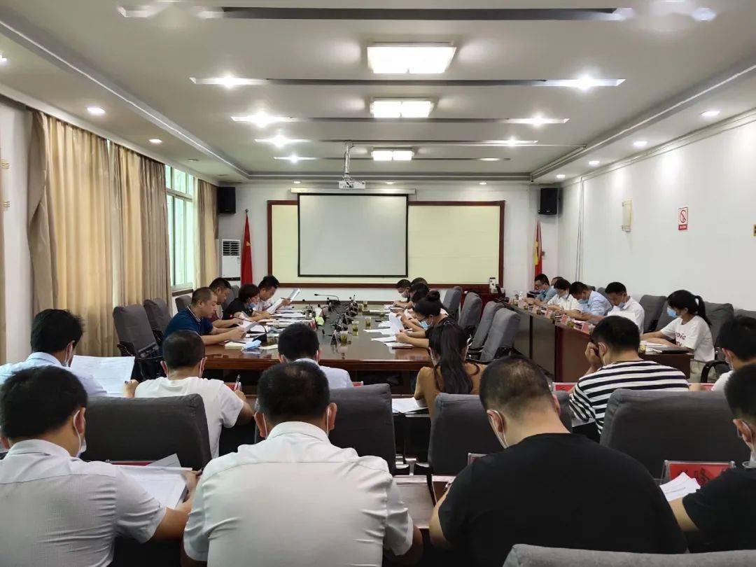 张桂凤组织召开全县新冠疫苗接种工作调度会