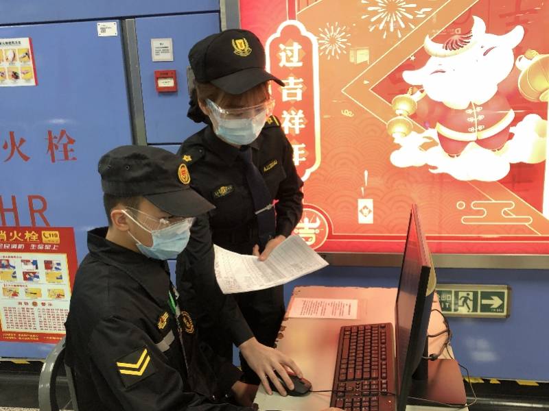 最美春运防疫人莫鑫95后安检督导员护航地铁安全