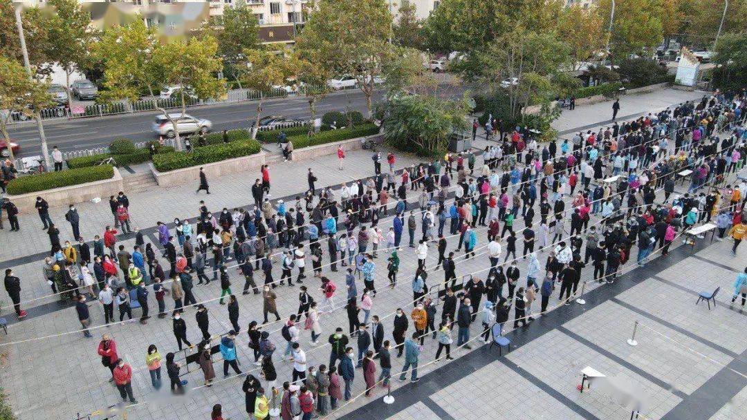 高度警惕核酸检测千万别扎堆2岁幼儿在核酸检测点感染新冠多人被问责