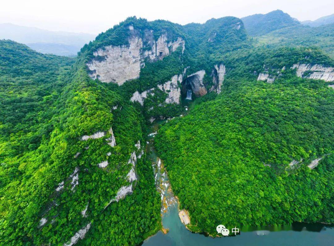 发育完整,景区有独具特色的大湾溶洞,羊皮洞瀑布,地下河,天坑,天窗