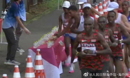 乌德·基普乔格|法国马拉松选手比赛时故意打翻补给水：推倒一排，拿走最后一瓶