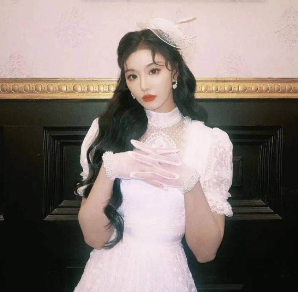 羽毛|女明星们争相尝试的白色羽毛造型也太绝了!