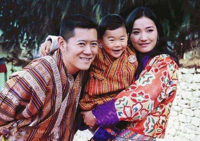 不丹二公主下嫁平民被甩很落魄，还是妹妹有眼光，嫁得好过得也好