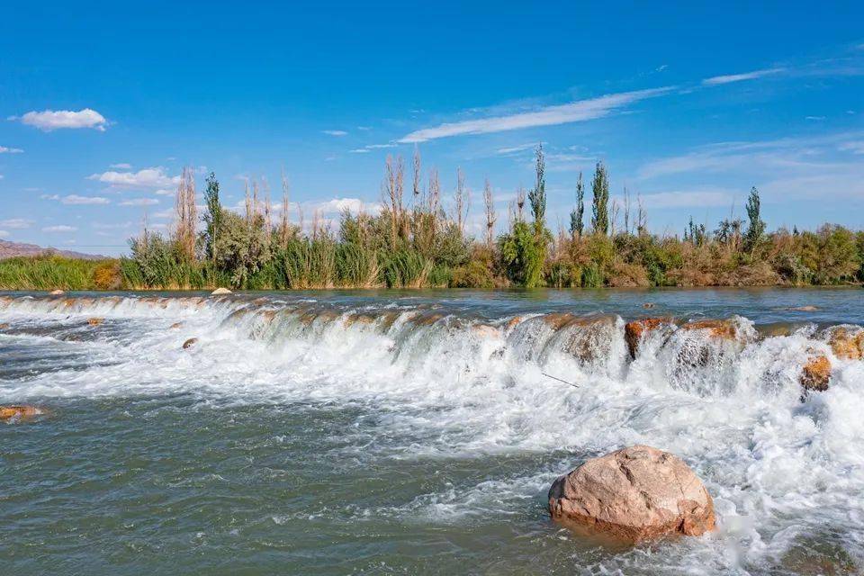 张掖黑河"弱水三千叠瀑"气势壮观