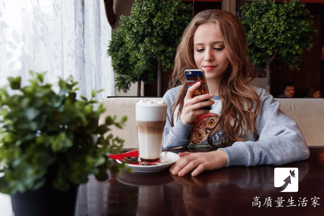 夜间|总喜欢在睡前玩手机的人，用不了多久，这 4 个“痛苦”或许会落你身上！