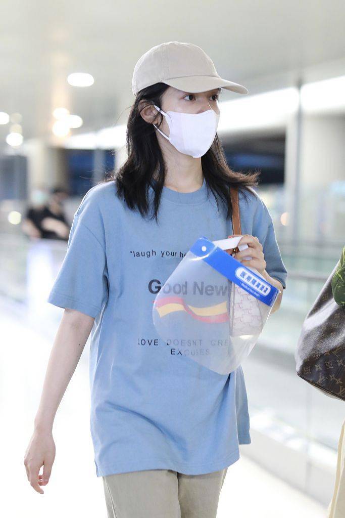 长发|张婧仪穿蓝色短袖T恤卡其色直筒裤 长发披肩温柔动人