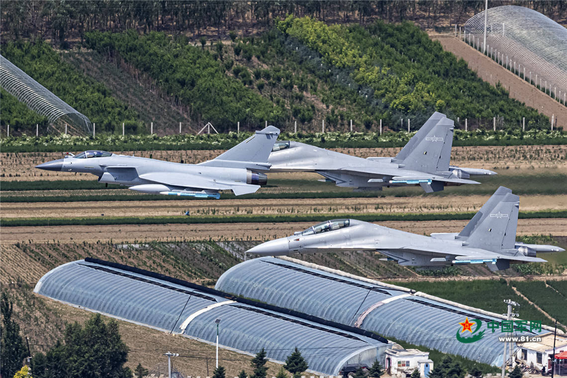 震撼!戰機編隊超低空飛行,穿越田野和城市上空