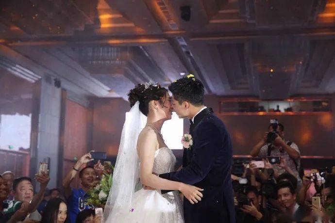 在历经多年恋爱长跑后,2016年10月,苏炳添求婚成功;2017年10月10日