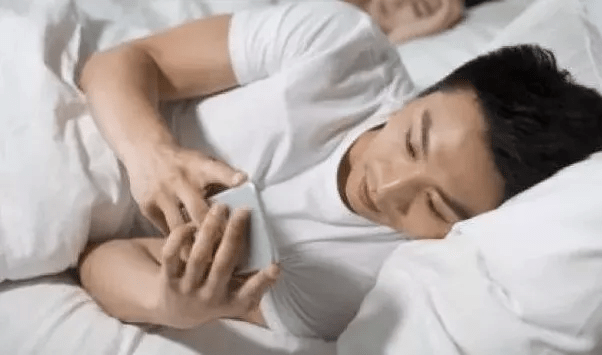 夜间|总喜欢在睡前玩手机的人，用不了多久，这 4 个“痛苦”或许会落你身上！