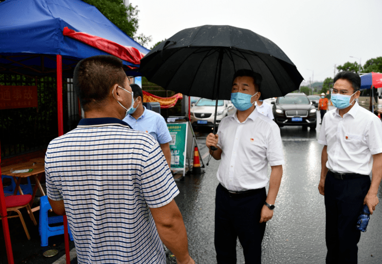 陈竞首先来到益阳高新区邓石桥高速公路收费站,看望慰问一线疫情防控
