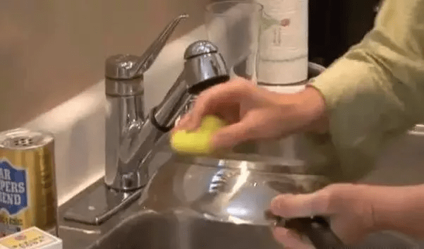 锅盖|用完的牙膏管别扔掉，放在厨房一年能省不少钱，邻居见了纷纷学！