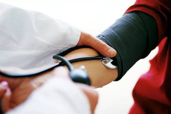 身体|26岁女子持续头疼一礼拜，检查竟是脑出血！这些身体信号需警惕