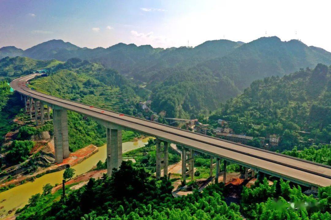走进渝黔复线看发展藻渡河大桥完工