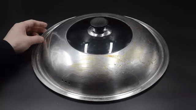 锅盖|用完的牙膏管别扔掉，放在厨房一年能省不少钱，邻居见了纷纷学！