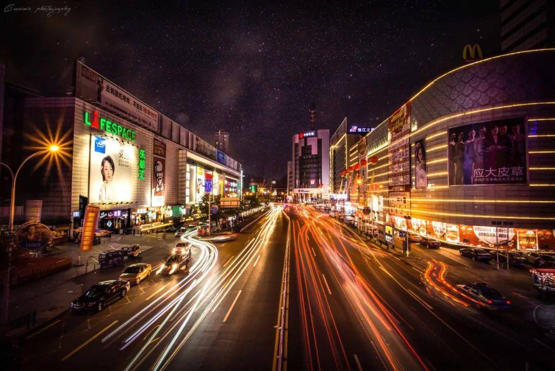 镜中高楼    闹市不闹