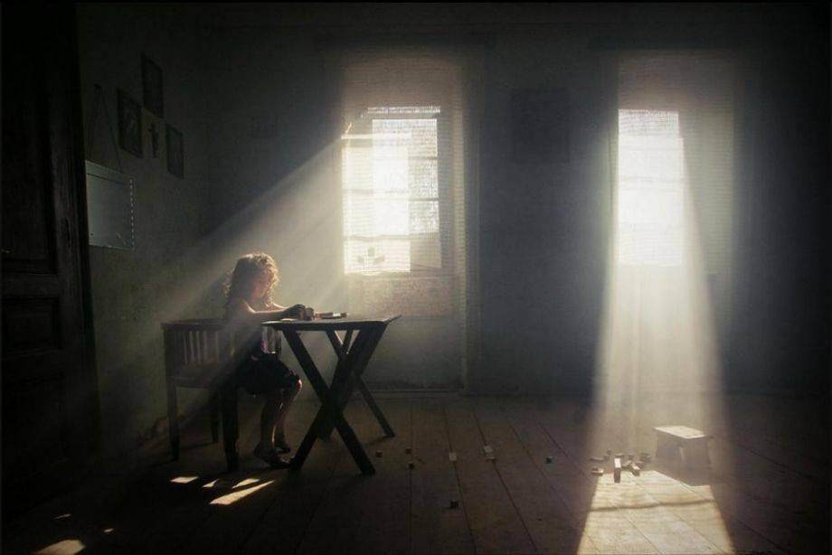 34张佳作演示如何用窗户光在室内拍出梦幻照片