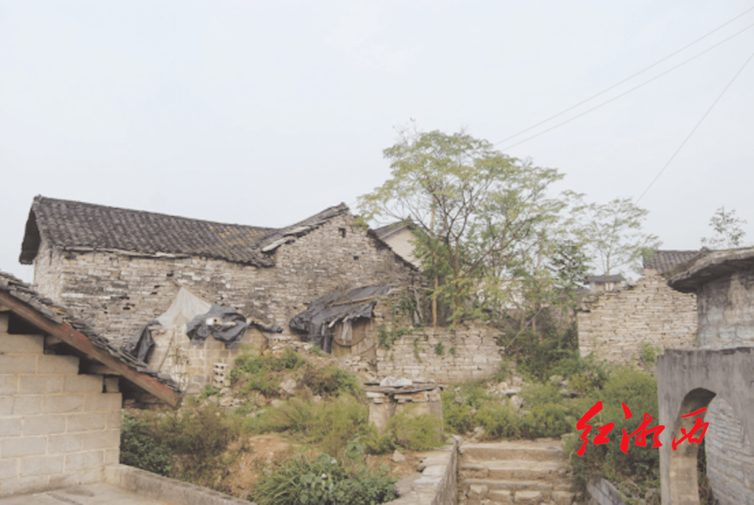 在湘西州凤凰县阿拉营镇化眉村五,六组的一个小山顶上,有一处明清军事