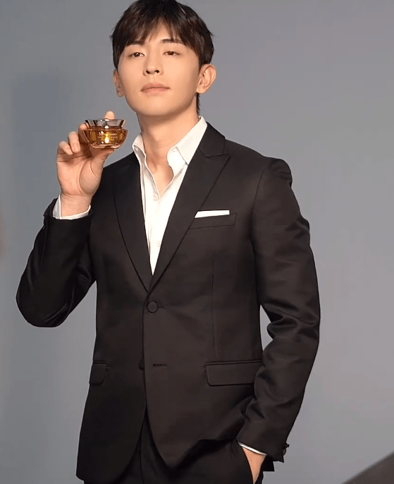 邓伦雪花秀拍摄花絮公开 清俊儒雅西装伦yyds!