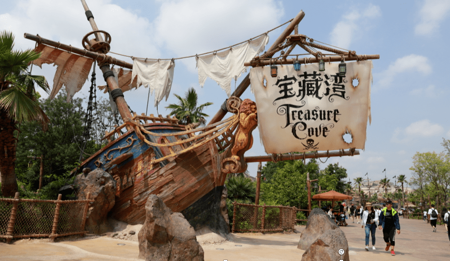 以宝藏湾入口为例:被坚船利炮炮击后的海盗船,把游客一秒代入了劫难后