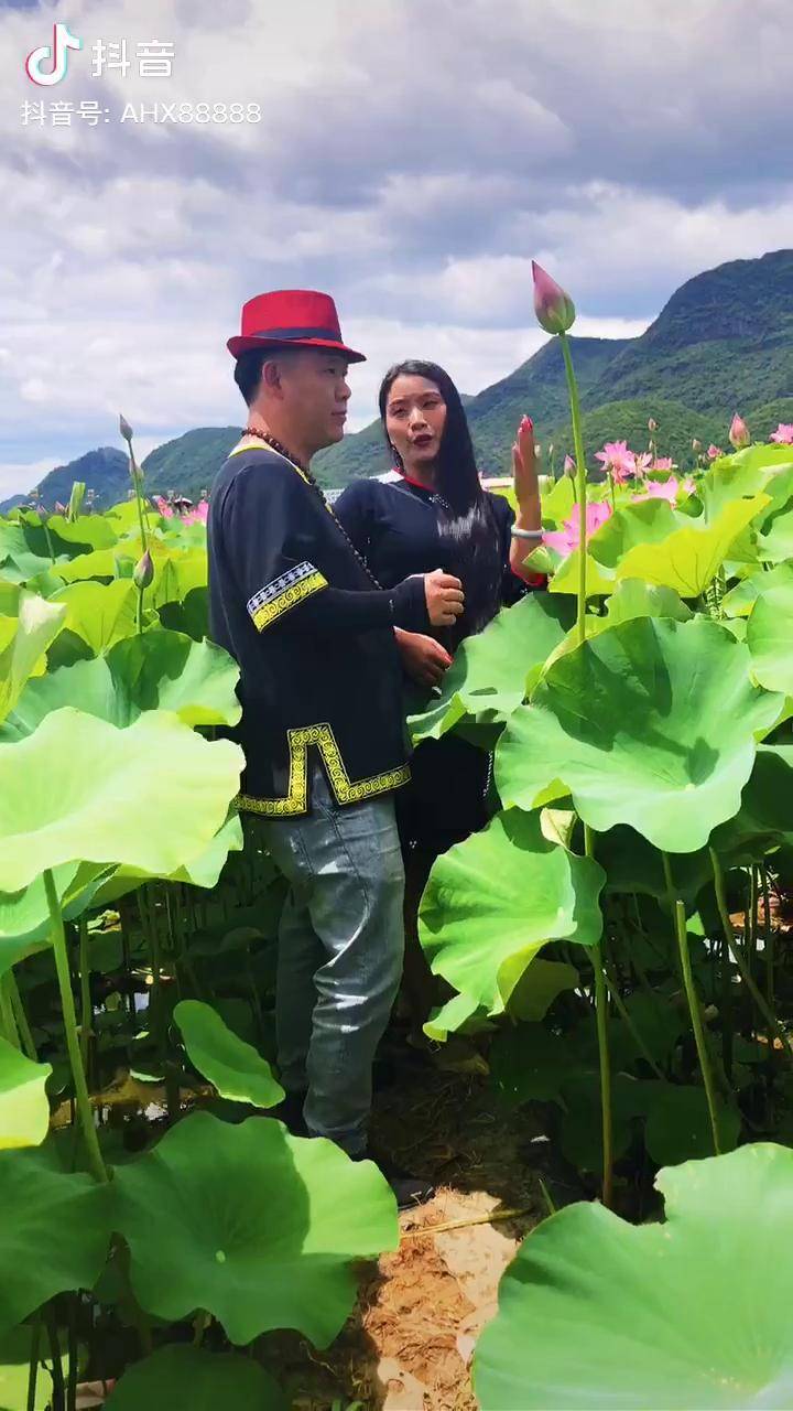 和佤族歌手李妮妮合唱一首她的原唱月亮里的阿妹佤族李妮妮