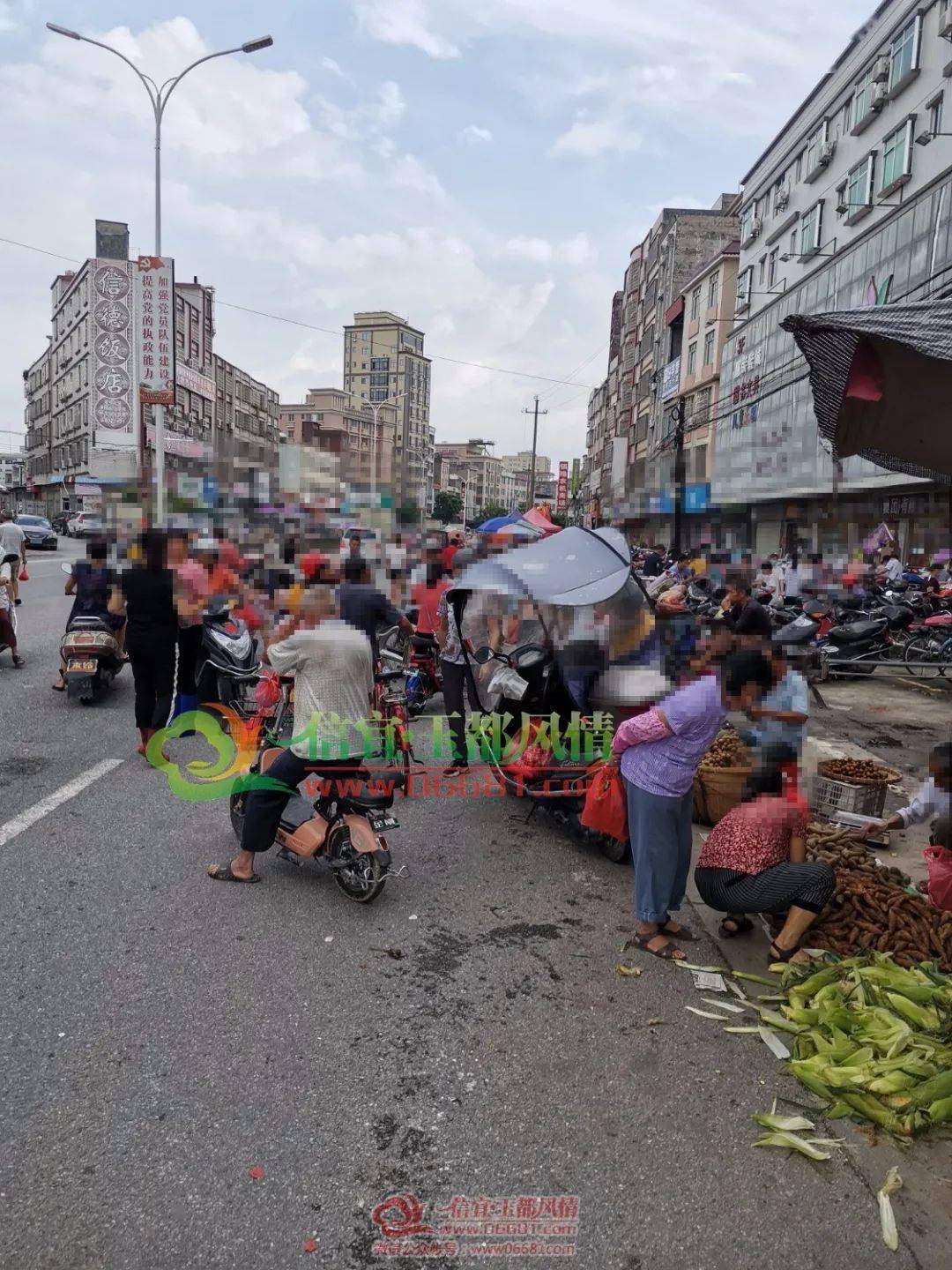 好兒戲信宜鎮隆墟路段直把國道變集市影響交通隱患多