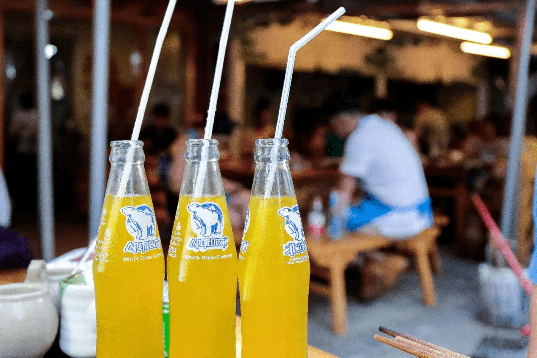 吃香喝辣准备"吨吨吨 "喝汽水