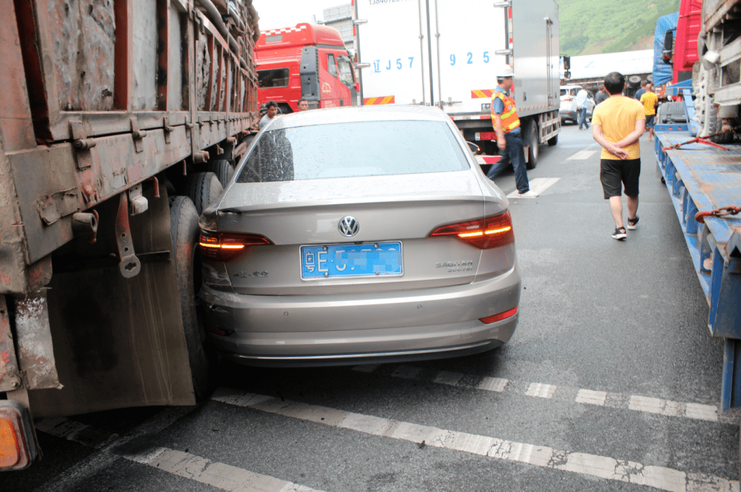 方向的一輛麵包車與一輛重型貨車向事故發生點駛來,因貨車車速過快,加