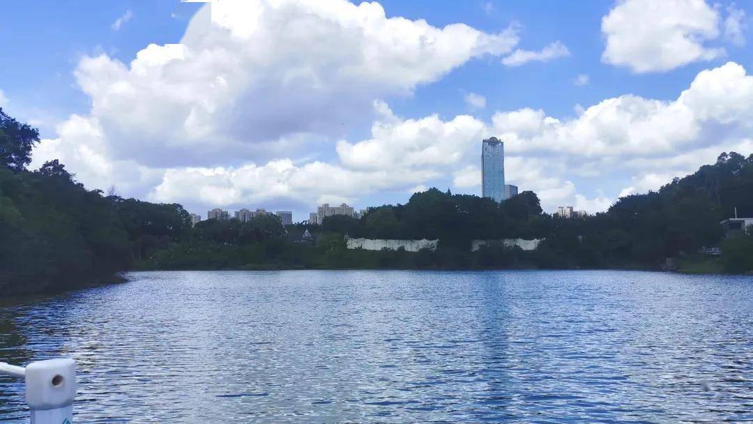 这里临近地铁4号线观澜湖站,观澜文化小镇将石马径,长坑水库纳入牛湖