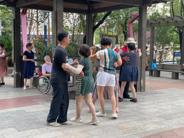牛广成|广场舞有了“消音”神器，在闵行古美人口文化公园跳舞，不吵不闹，和谐满分！