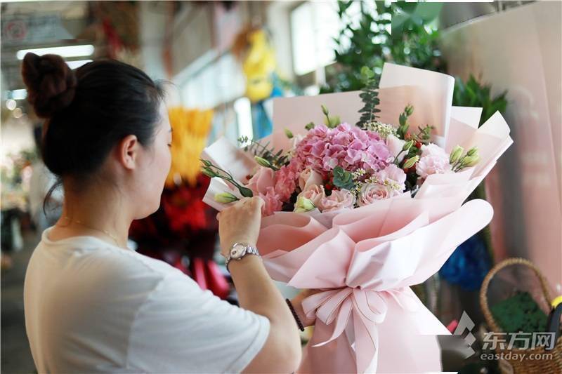 七夕玫瑰花涨价 与去年同期持平沪上花市难现 买花小高峰 影响