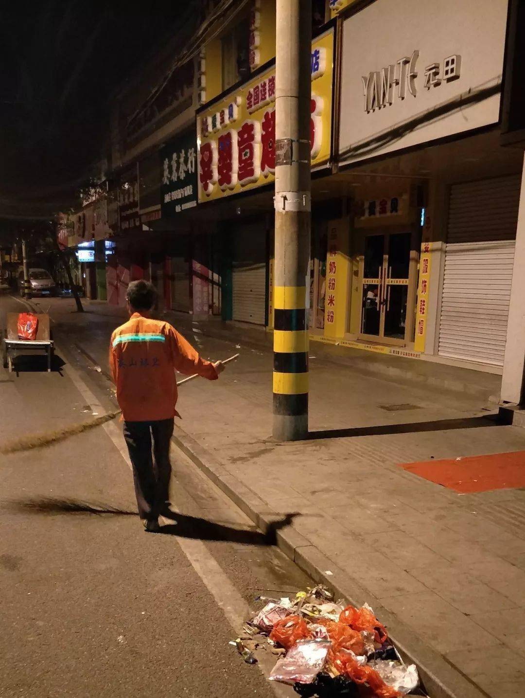 凌晨4:30分,达州街头发生的一幕.