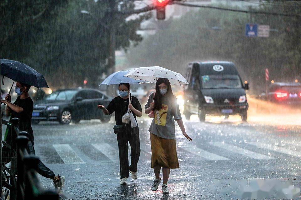 猝不及防下班高峰時段暴雨襲城不少人被淋成落湯雞晨鏡頭