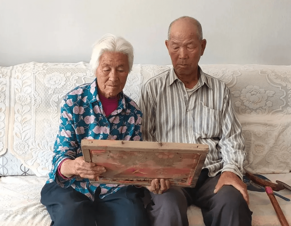 高台治沙老夫妻同获 光荣在党50年 纪念章 袁桂英