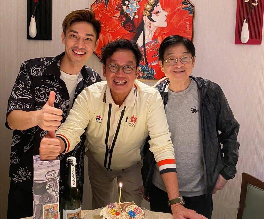 谭咏麟71岁生日,干儿子送酒陪吃饭,亲子长居国外父子久未同框