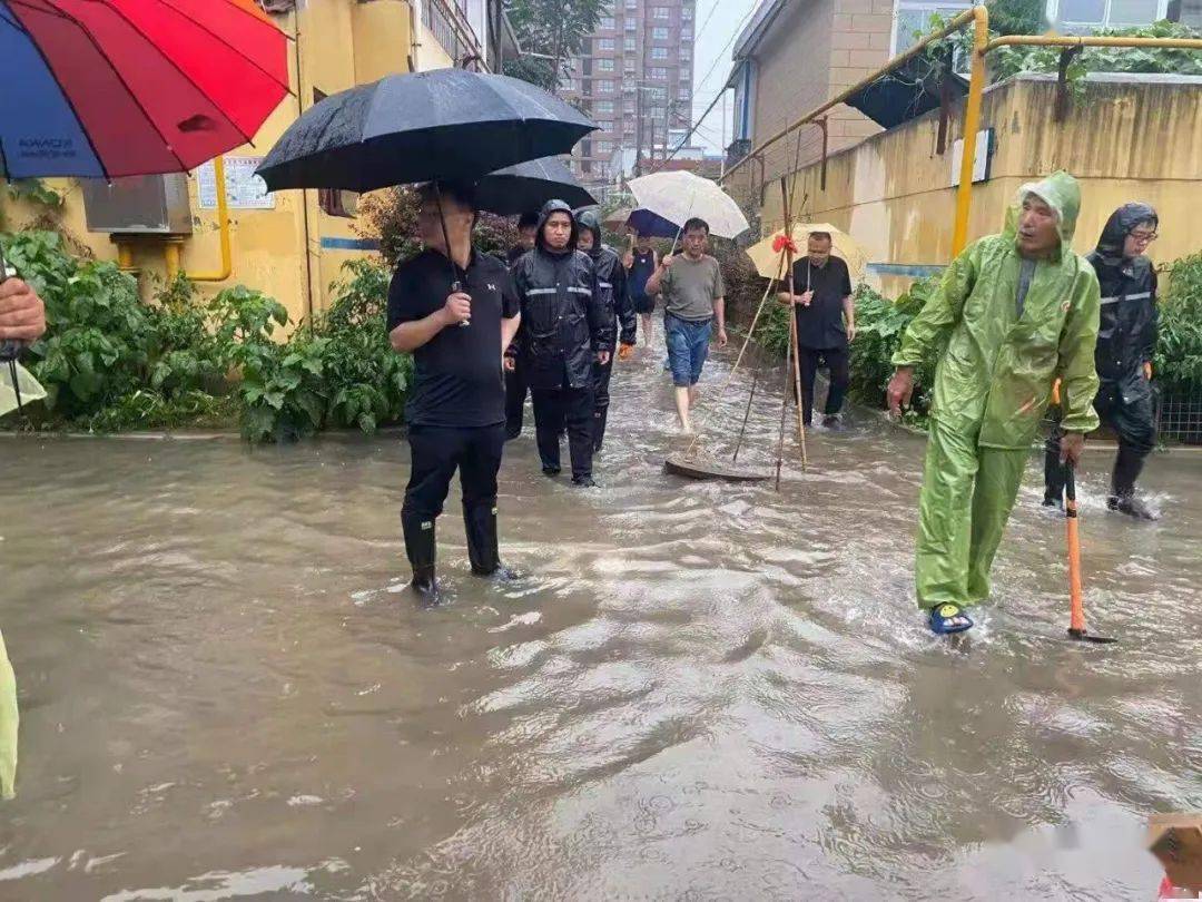 来的大雨甚至威胁群众生命安全影响交通出行已经严重积水城区部分道路