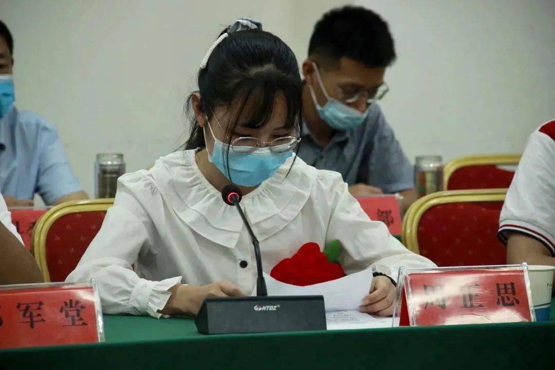 学生家长代表王桂琴,班主任代表郭军堂,校长代表罗磊,孙文平,魏俊先后