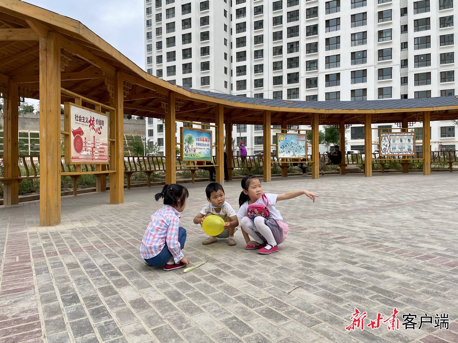 "白银市会宁县钟鼓楼易地搬迁安置小区住户边亚军说.