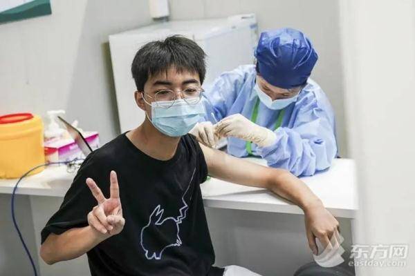 疫苗|直击上海未成年人新冠疫苗接种：儿科医生待命，还有专人“哄娃”